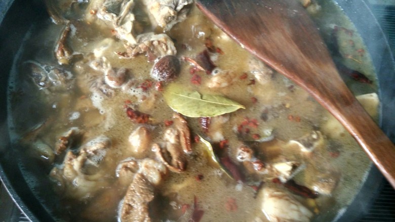 年菜 红红火火过大年&白萝卜猪血炖羊肉,放开水或者热水烧开。