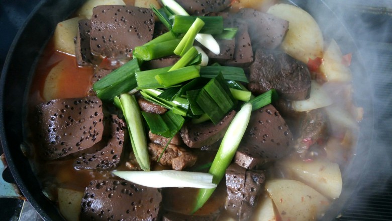 年菜 红红火火过大年&白萝卜猪血炖羊肉,炖好了,放大蒜苗,<a style='color:red;display:inline-block;' href='/shicai/ 756'>鸡精</a>。