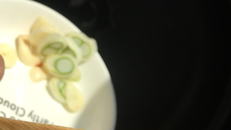 金玉满堂炒五花肉,下葱花蒜片爆香