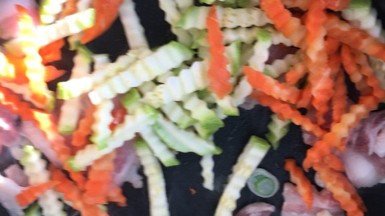 金玉满堂炒五花肉,倒入青菜
翻炒
出锅前放一点盐