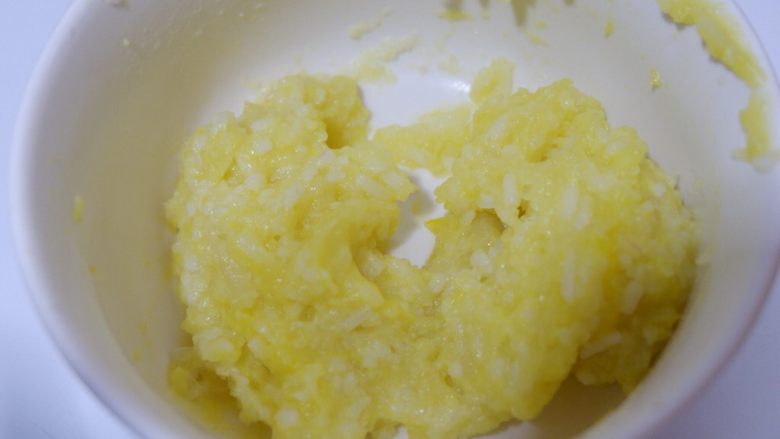 鞭炮齐鸣,娃娃送福,儿童卡通餐,取适量米饭加入蛋黄搅拌成黄色饭团