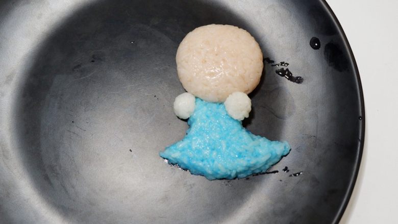 鞭炮齐鸣,娃娃送福,儿童卡通餐,取少许原色米饭捏出两个圆形做衣袖。