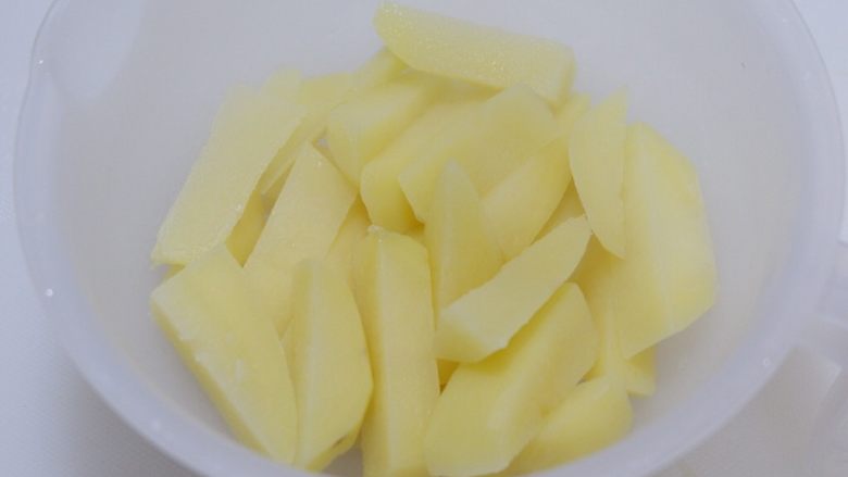 鞭炮齐鸣,娃娃送福,儿童卡通餐,取出放凉备用。