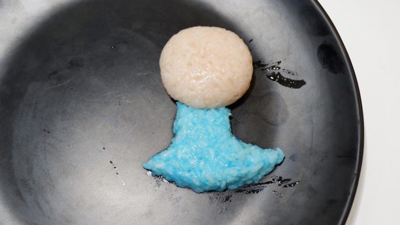 鞭炮齐鸣,娃娃送福,儿童卡通餐,放在保鲜膜上捏出裙子
