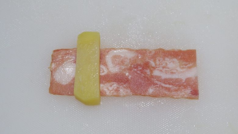 鞭炮齐鸣,娃娃送福,儿童卡通餐,取一片培根放上土豆条卷起来。