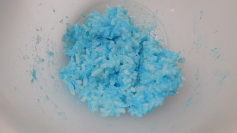 鞭炮齐鸣,娃娃送福,儿童卡通餐,取适量米饭加入勺许蝶豆花粉搅拌成蓝色饭团