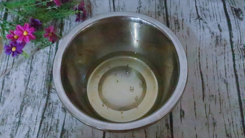 宝宝辅食 松软好吃的肉松贝贝,准备两个大的容器,无油无水的。把<a style='color:red;display:inline-block;' href='/shicai/ 9'>鸡蛋</a>蛋清和蛋白分离。