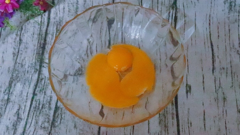 宝宝辅食 松软好吃的肉松贝贝,分离好后把蛋清可以放冰箱里冷藏会,然后蛋黄里倒入食用油。