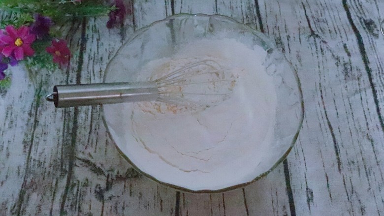 宝宝辅食 松软好吃的肉松贝贝,然后把<a style='color:red;display:inline-block;' href='/shicai/ 548'>低筋面粉</a>过筛到蛋黄糊里。