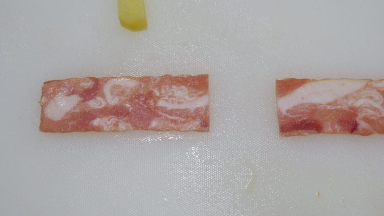 喜气盈门鞭炮齐鸣,培根土豆卷,对半切开。