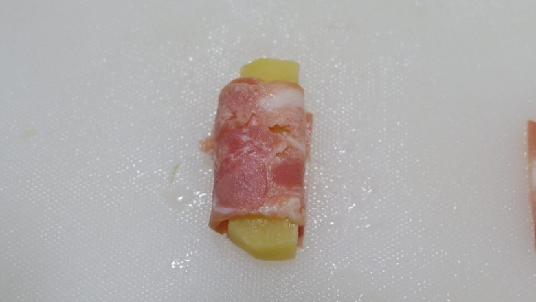 喜气盈门鞭炮齐鸣,培根土豆卷,卷起来。