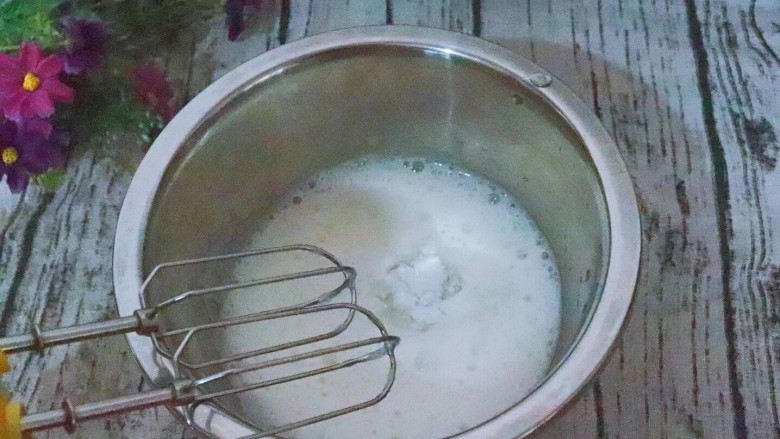 宝宝辅食 松软好吃的肉松贝贝,打出细腻泡泡里加入第二次糖。