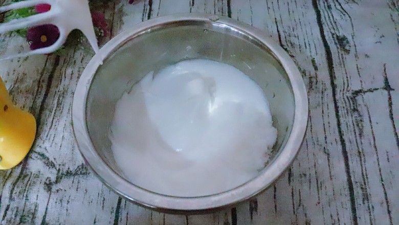 宝宝辅食 松软好吃的肉松贝贝,最后打出纹路时加入第三次糖。