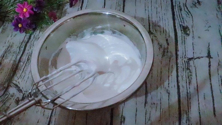宝宝辅食 松软好吃的肉松贝贝,直到纹路清晰,提起打蛋顺有个弯弯的小山尖,就打好了,这个是弯的哦,不是直立的。