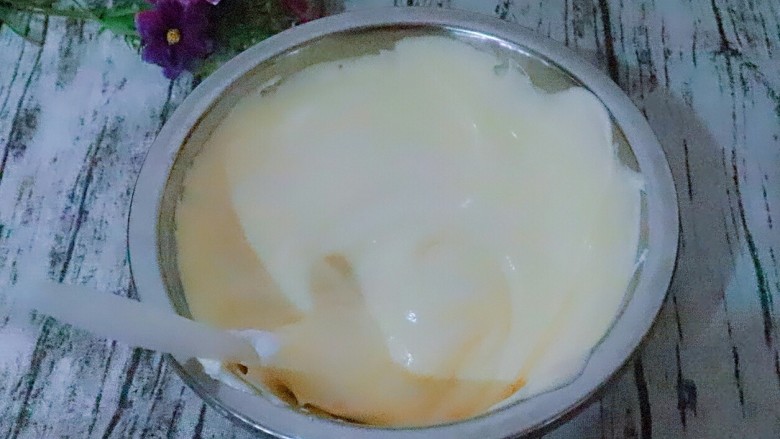 宝宝辅食 松软好吃的肉松贝贝,直刀蛋白和蛋黄糊搅拌均匀。