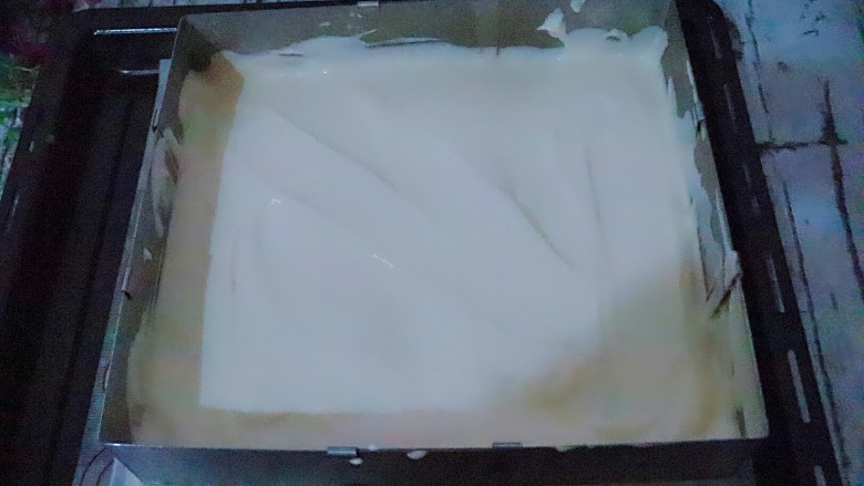 宝宝辅食 松软好吃的肉松贝贝,都准备好后烤箱180度预热。把烤盘上垫好硅胶垫,把面糊倒入烤盘。划一字整平面糊。
