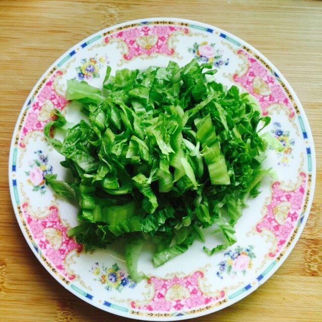 温州风味美食~炒芥菜饭,芥菜清洗干净切丝备用如图所示