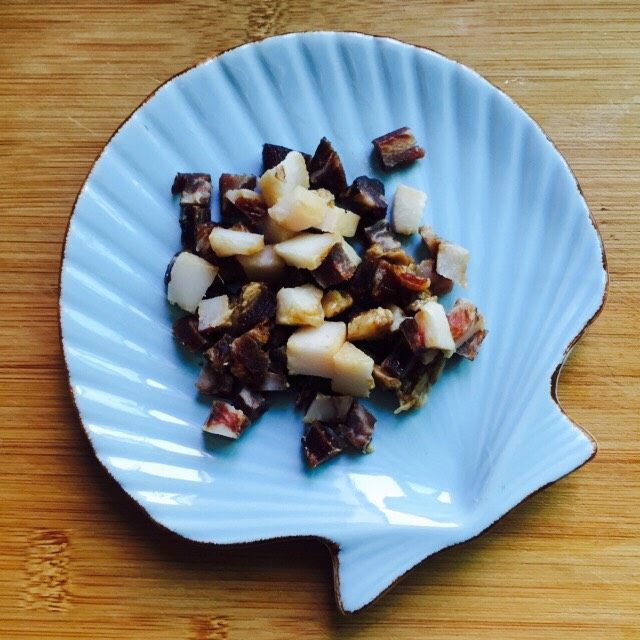 温州风味美食~炒芥菜饭,腊肉清洗干净切丁备用