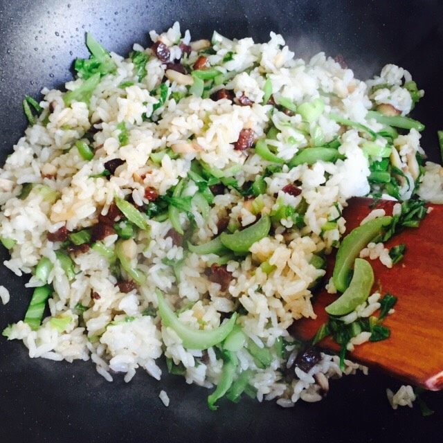 温州风味美食～炒芥菜饭,翻炒均匀即可关火