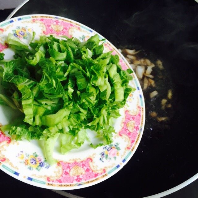 温州风味美食～炒芥菜饭,放入切好的芥菜