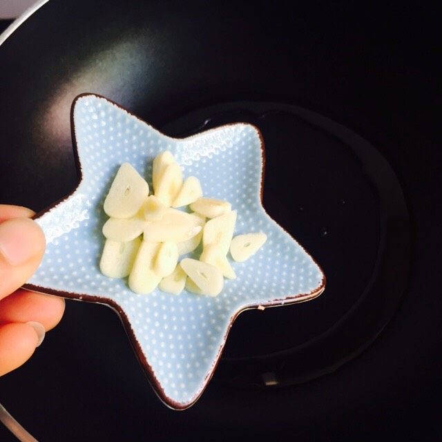 温州风味美食~炒芥菜饭,放入大蒜