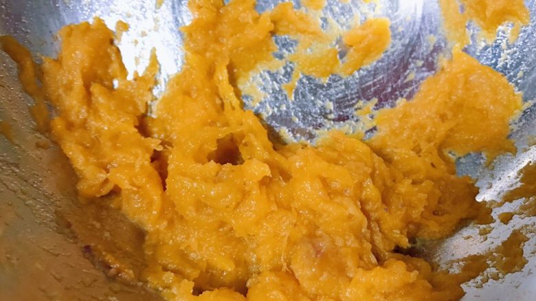 红薯蔓越莓芝士软饼,红薯蒸熟后去皮,用勺子压成泥