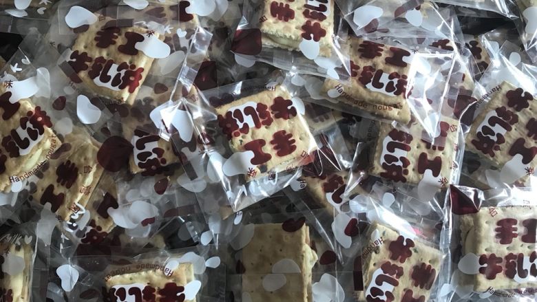 手工牛轧饼,等到饼干完全冷却后,入袋封口。