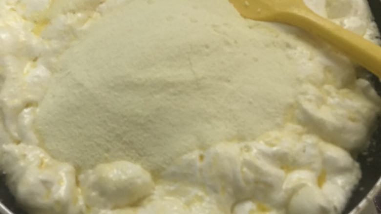 手工牛轧饼,关火,倒入奶粉不停的翻炒。