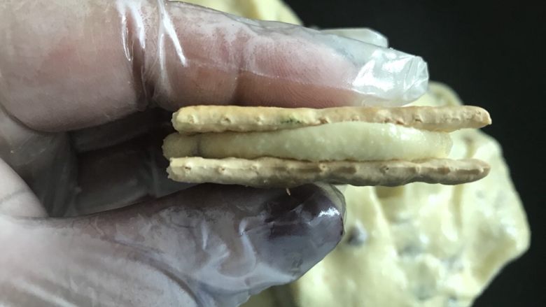 手工牛轧饼,再贴上另一块饼干,轻轻压一下。