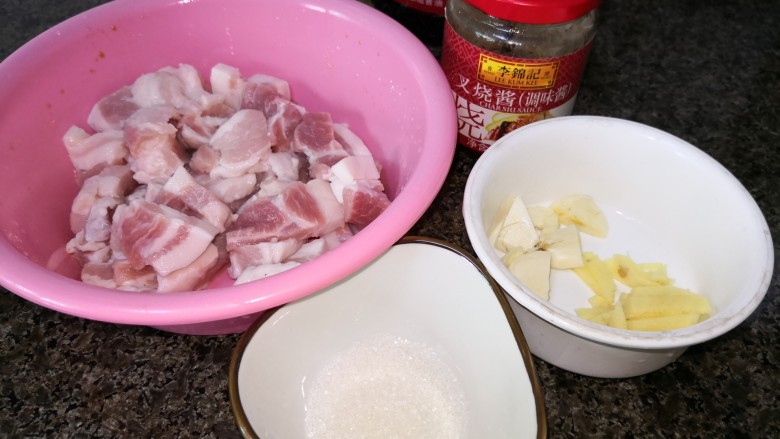 红焖叉烧肉,准备好全部材料，猪肉切适当厚度