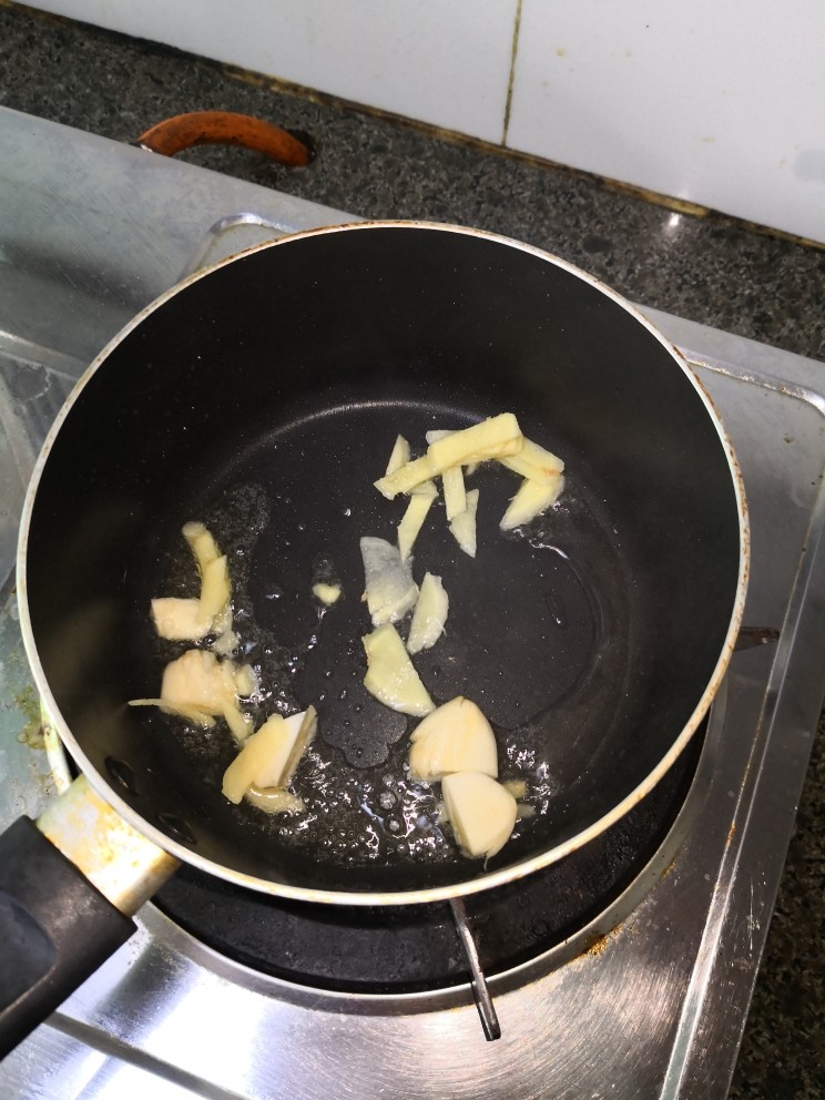 红焖叉烧肉,热油，爆香生姜、蒜头