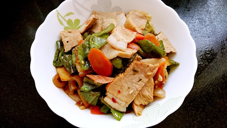 青椒胡萝卜炒肉片