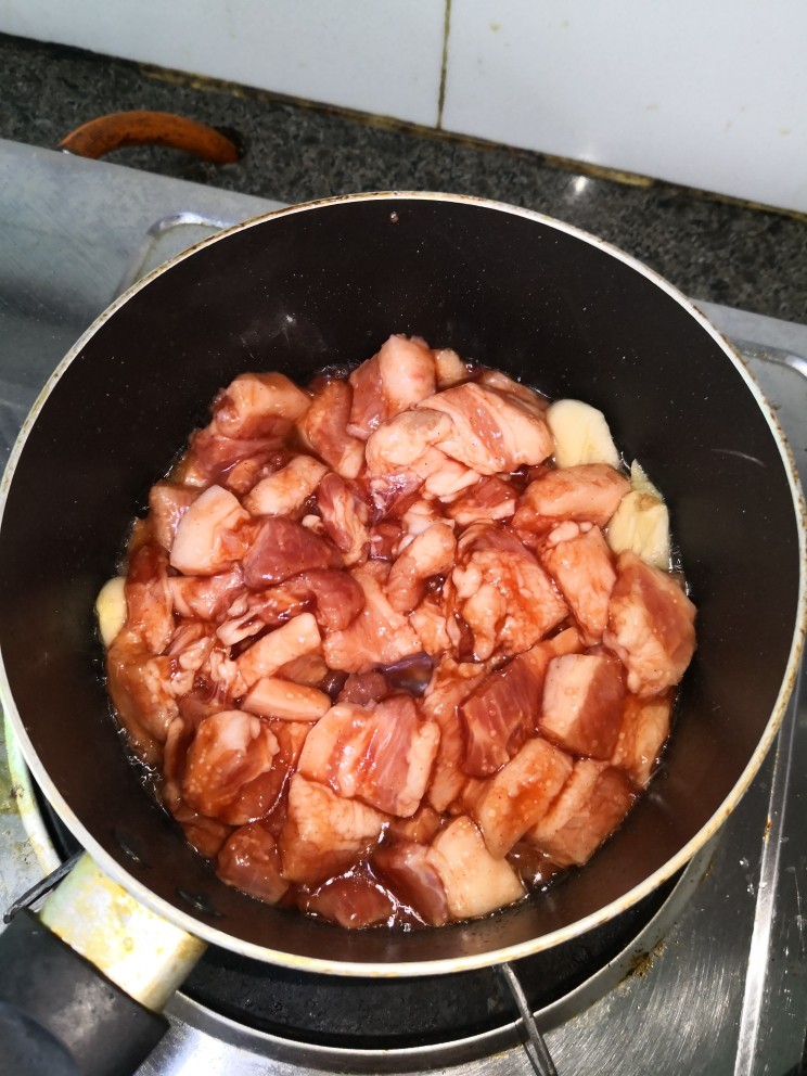 红焖叉烧肉,把腌好的肉放进锅里翻炒