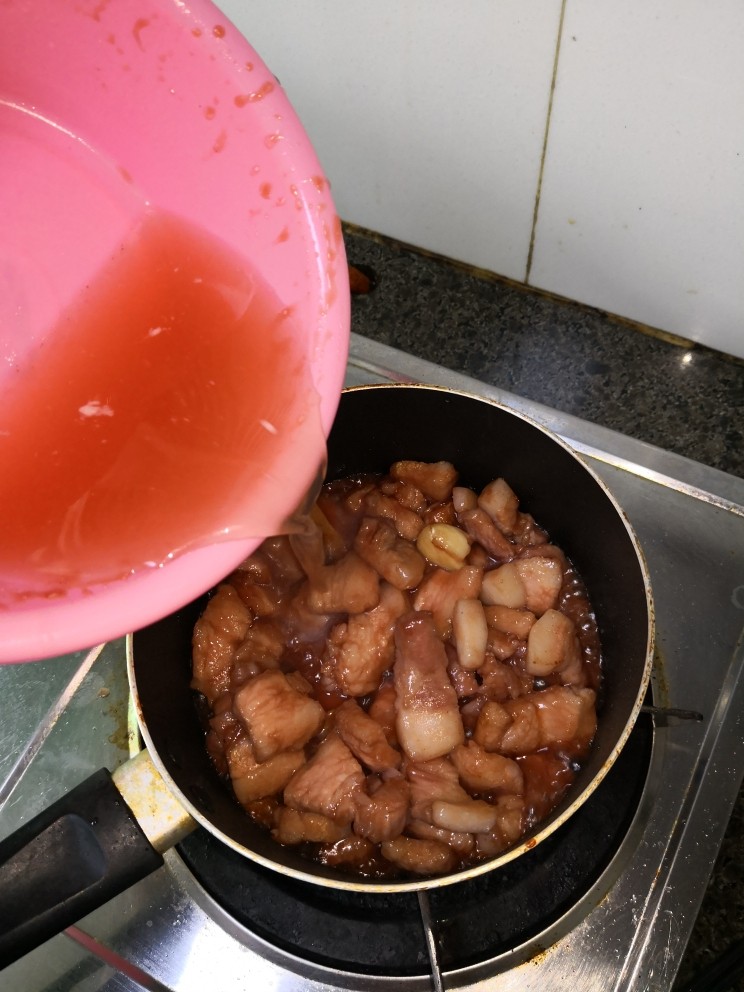 红焖叉烧肉,炒到肉香了有点收，加水