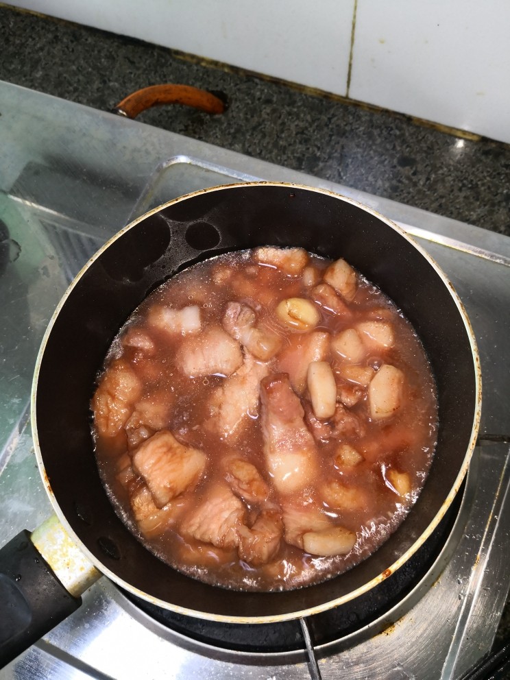 红焖叉烧肉,适当水，太多水比较不好收汁