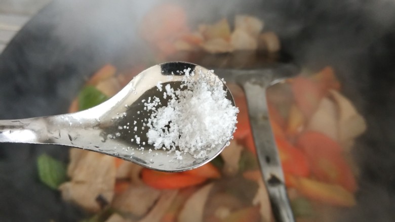 青椒胡萝卜炒肉片,加入盐调味