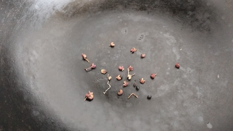 青椒胡萝卜炒肉片,铁锅先放一些花椒粒