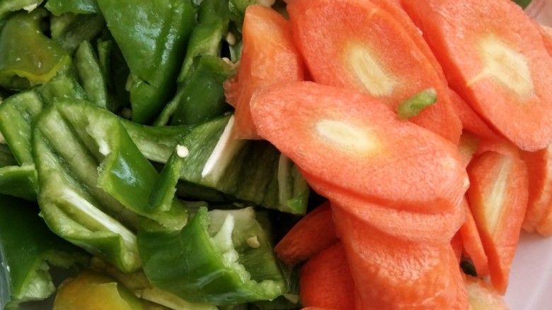 青椒胡萝卜炒肉片,胡萝卜和<a style='color:red;display:inline-block;' href='/shicai/ 61'>青椒</a>都洗净并切成片