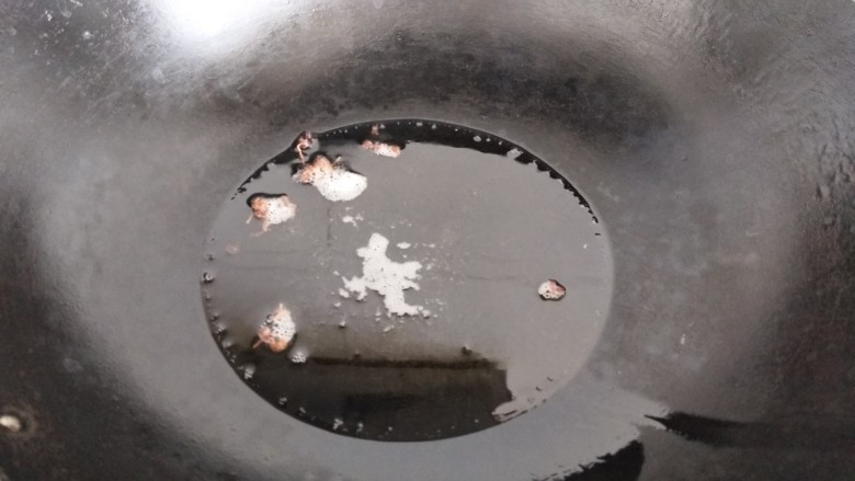 青椒胡萝卜炒肉片,再放入花生油