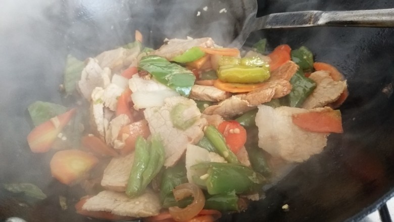 青椒胡萝卜炒肉片,加一些蒜水水翻炒提鲜