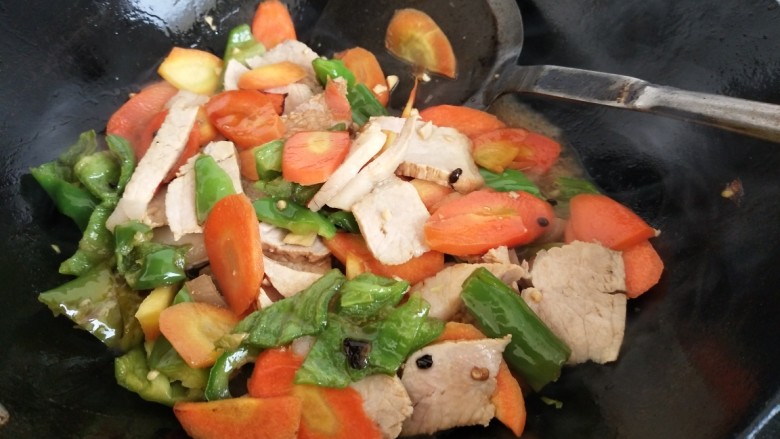 青椒胡萝卜炒肉片,火候要一直大火
