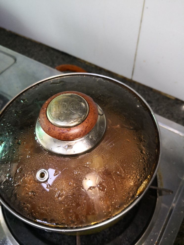 红焖叉烧肉,盖好盖子中火焖至收水