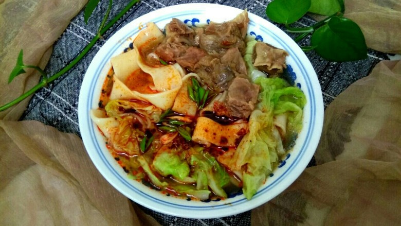 香辣牛肉宽面条,成品，香辣好吃