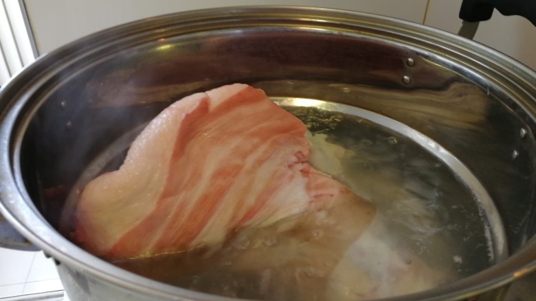 年夜菜_家庭版自制无骨酱肘子,开锅了,把肘子烫一下。