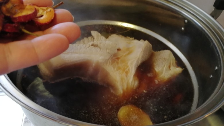 年夜菜_家庭版自制无骨酱肘子,加山楂干(没有可以不加)。