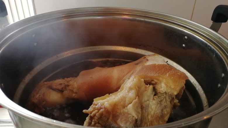 年夜菜_家庭版自制无骨酱肘子,烀到一个小时左右加盐,继续烀半个小时。