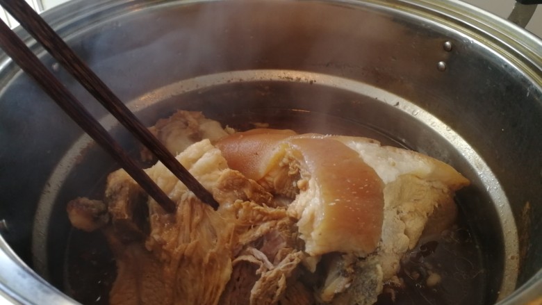 年夜菜_家庭版自制无骨酱肘子,时间到了,用筷子能扎动了,肉嫩了就是好了。