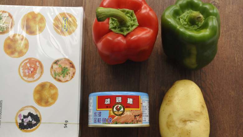金枪鱼土豆挞,准备好材料:<a style='color:red;display:inline-block;' href='/shicai/ 23'>土豆</a>去皮,煮熟备用;青、红椒洗净晾干备用。
