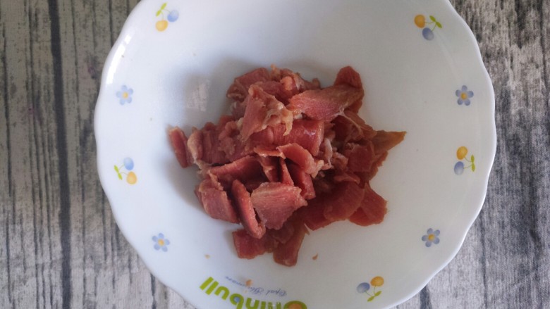 牛肉炒洋葱,用手抓匀,腌个十分钟