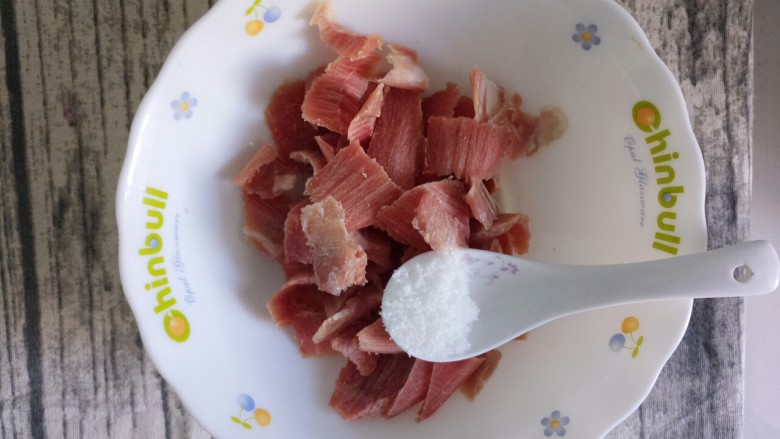 牛肉炒洋葱,先腌一下牛肉,先放半勺糖